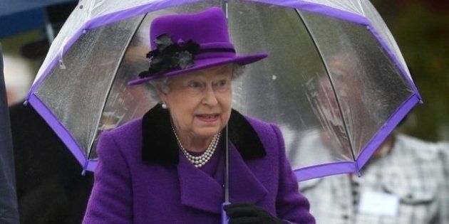 La Regina Elisabetta in un giorno di pioggia: abbina cappello e cappotto  agli ombrelli (FOTO) - HuffPost Italia
