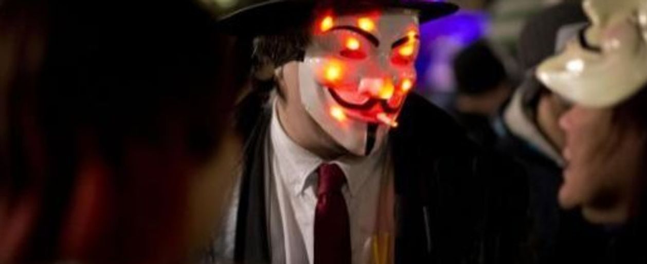 Adesivo Auto Lunotto Posteriore Con Maschera Anonymous, Formato Disponibile In 3 Misure, Car Sticker Resistente All'autolavaggio E Ai Raggi UV