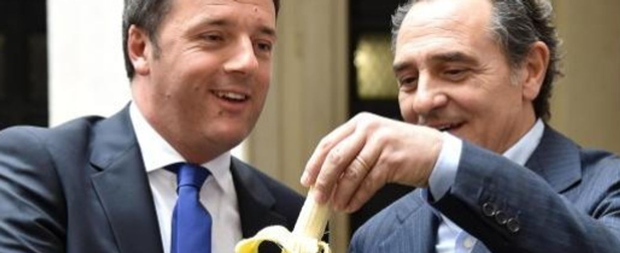 Matteo Renzi Mangia La Banana Con Cesare Prandelli Per Sostenere La 