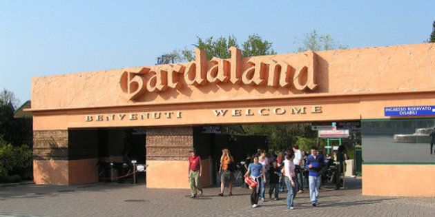 Coppia di genitori (ladri) arrestati a Gardaland: non erano lì per  divertirsi con i figli, ma per rubare zaini - HuffPost Italia