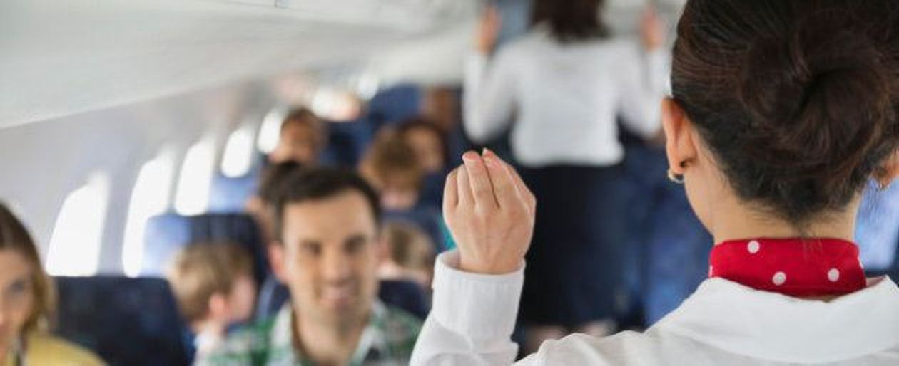 Cosa pensano veramente gli assistenti di volo quando ti stai imbarcando ...