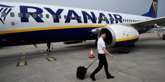 Ryanair, bagagli a mano in stiva per i clienti non prioritari. La novità  dal 15 gennaio - HuffPost Italia