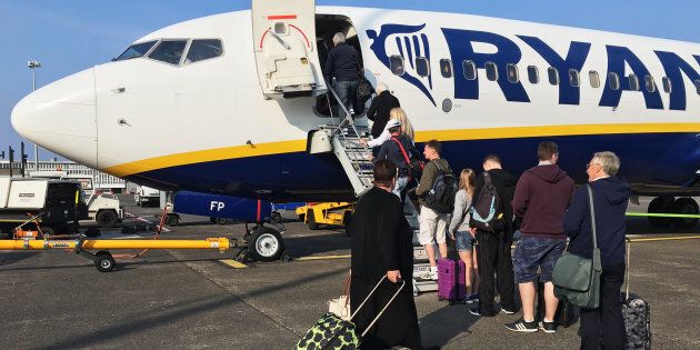Addio bagaglio a mano gratuito sui voli Ryanair: le novità introdotte dalla  compagnia - HuffPost Italia