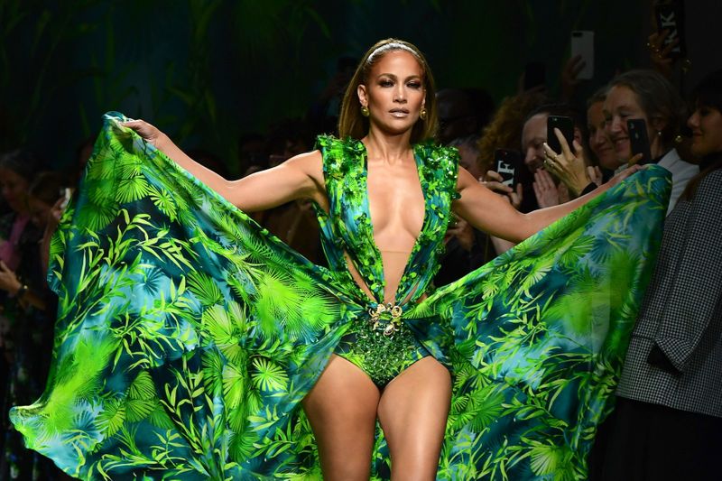 Con questo abito nacque Google immagini. E J-Lo ha risfilato da Versace con  Jungle 20 anni dopo - HuffPost Italia