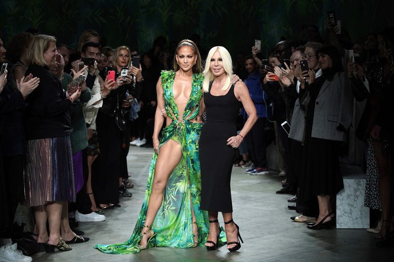 Con questo abito nacque Google immagini. E J-Lo ha risfilato da Versace con  Jungle 20 anni dopo - HuffPost Italia