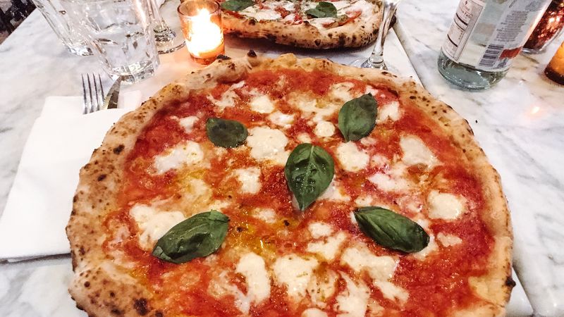 La pizza napoletana cotta nel forno elettrico non è vera pizza. A rischio  riconoscimento Unesco\