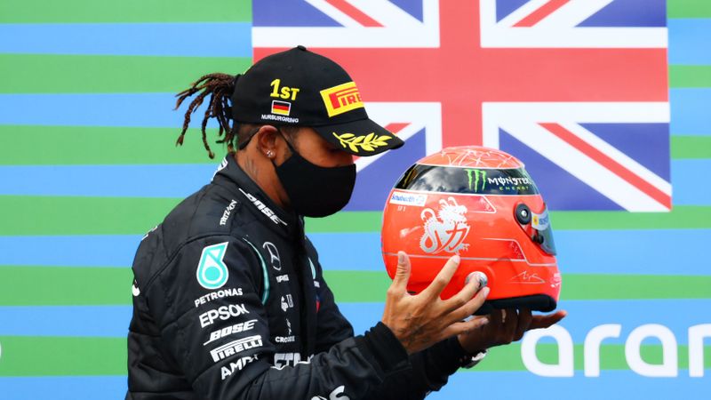 Lewis Hamilton riceve il casco di Micheal Schumacher dal figlio Mick -  HuffPost Italia