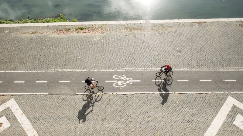Le bici elettriche seducono le città e conquistano quote di turismo -  HuffPost Italia