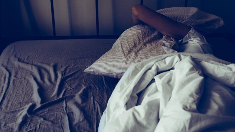 Perché d’estate dormiamo male? Secondo il Nyt sono tre i responsabili