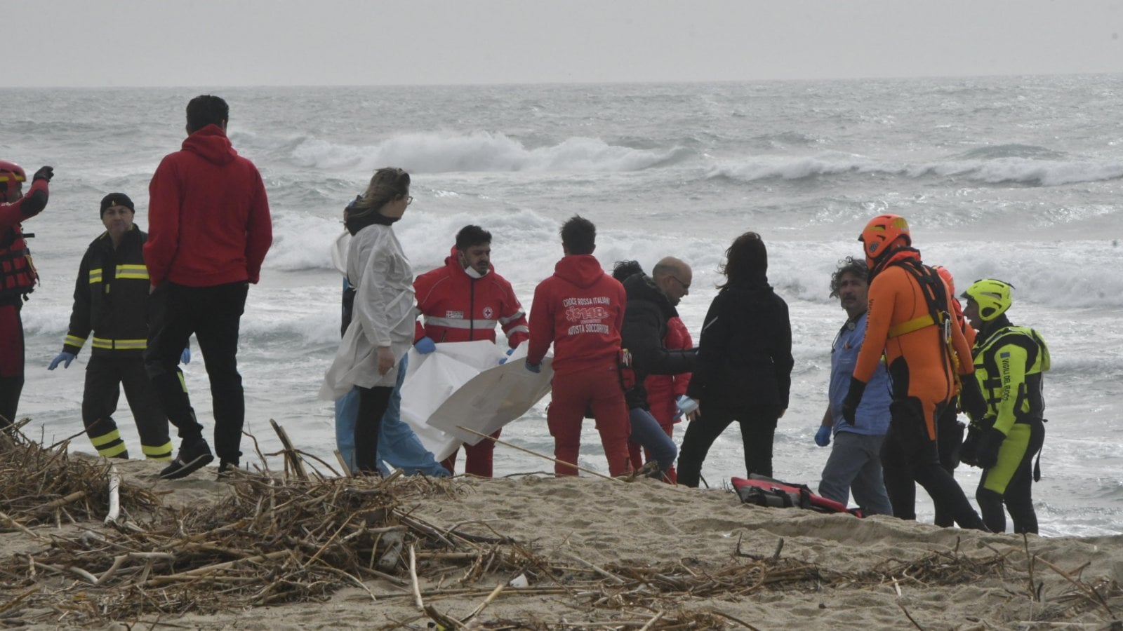 Tragedia in mare, 57 migranti morti durante uno sbarco nel Crotonese ...