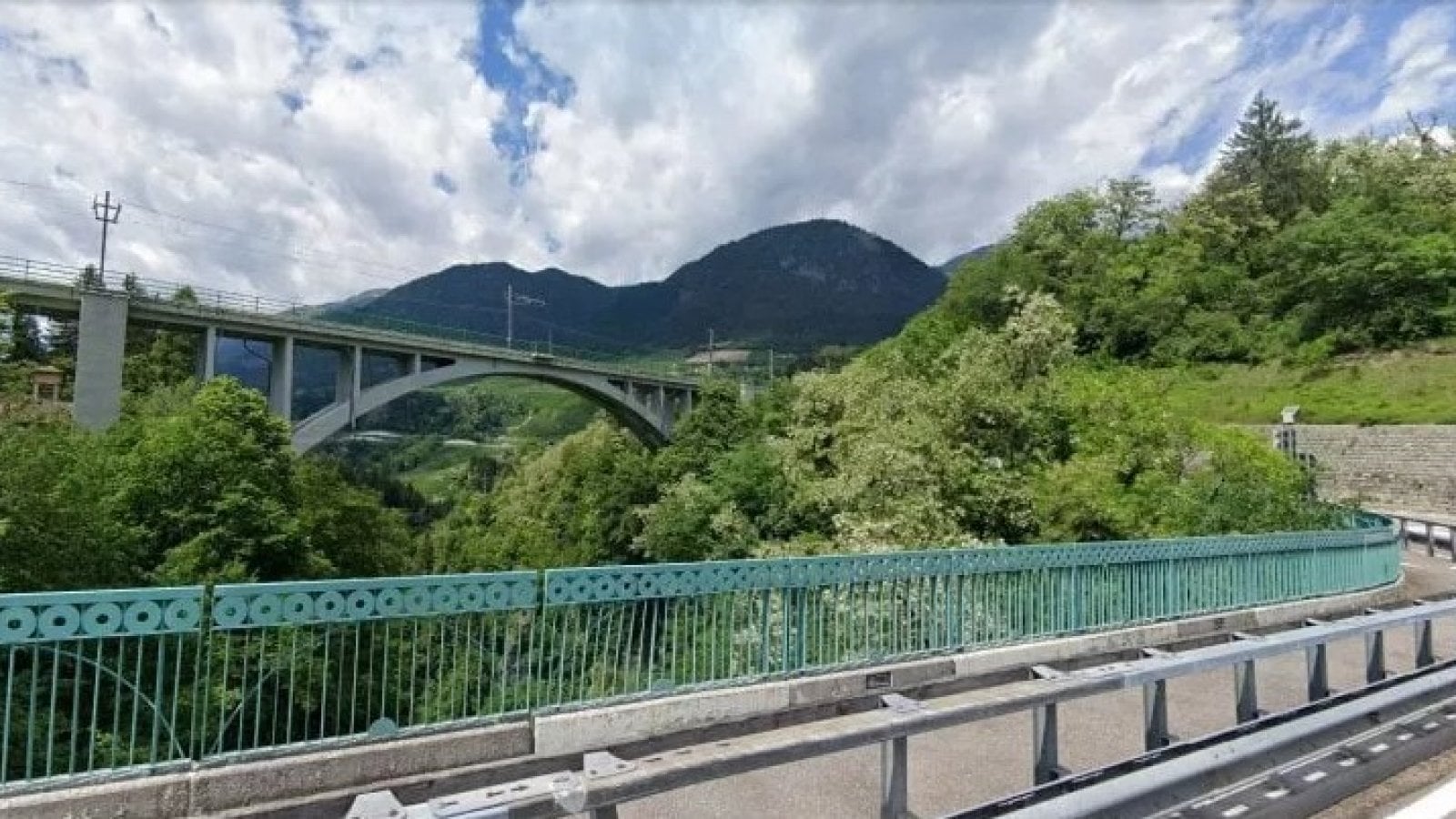 Donna di 41 anni e figlio di 4 anni sono stati trovati morti ai piedi ...