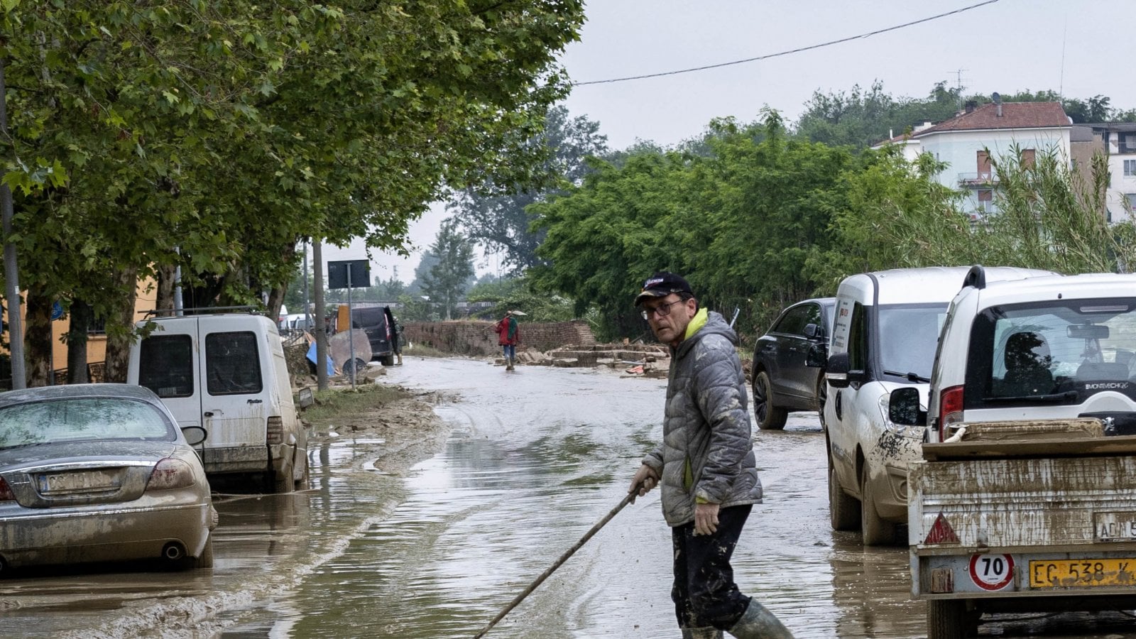 Meloni nelle zone colpite dall'alluvione. Bonaccini: "Ricostruiremo ...