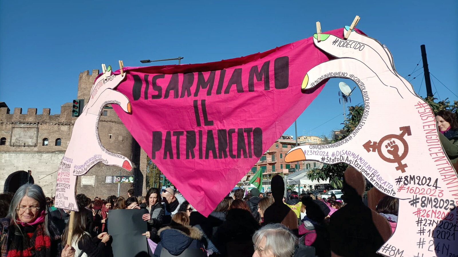 In piazza contro il patriarcato e la violenza sulle donne. A Roma ...