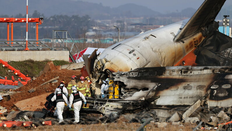 Aereo si schianta atterrando in Corea del Sud: a bordo 181 passeggeri ...