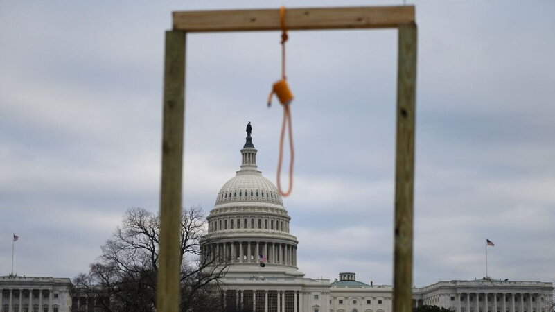 Quando Meloni sosteneva il complotto trumpiano delle elezioni rubate. E incolpava la sinistra per il golpe Maga di Capitol Hill