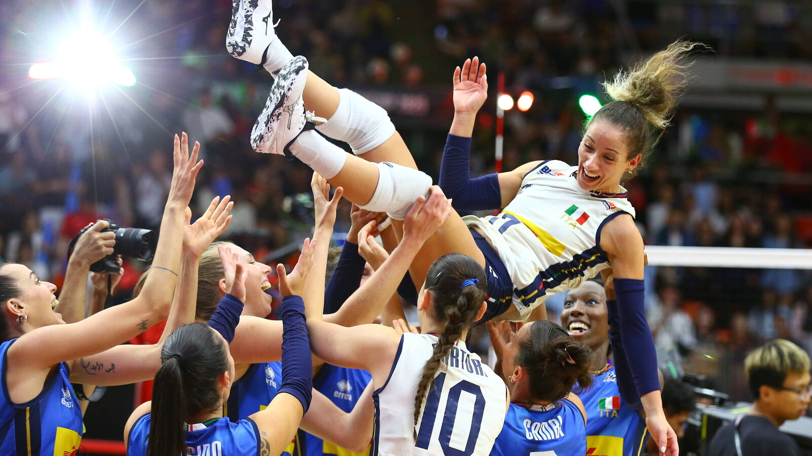 PALLAVOLO - N. 2001 - Alzata, Attacco e Difesa con sei giocatori alla parete