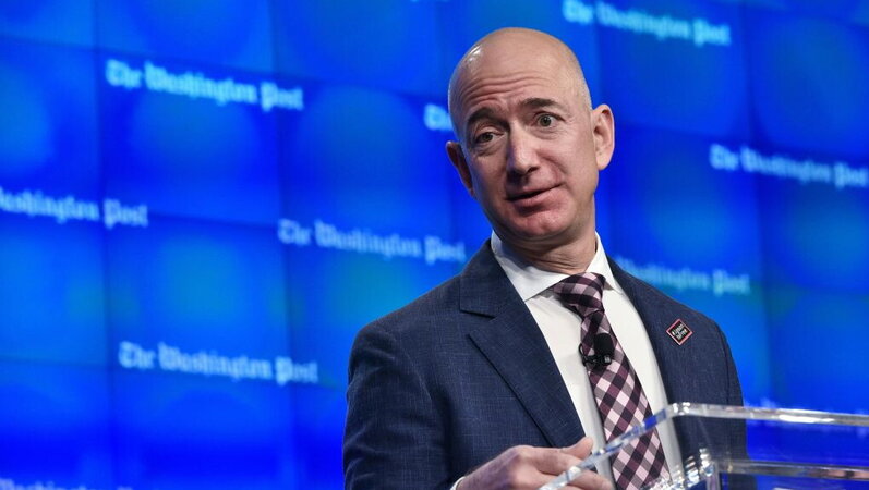 Bezos Testo Bezos investe tanto e licenzia tanto. Presenta il conto l'AI che crea e ...