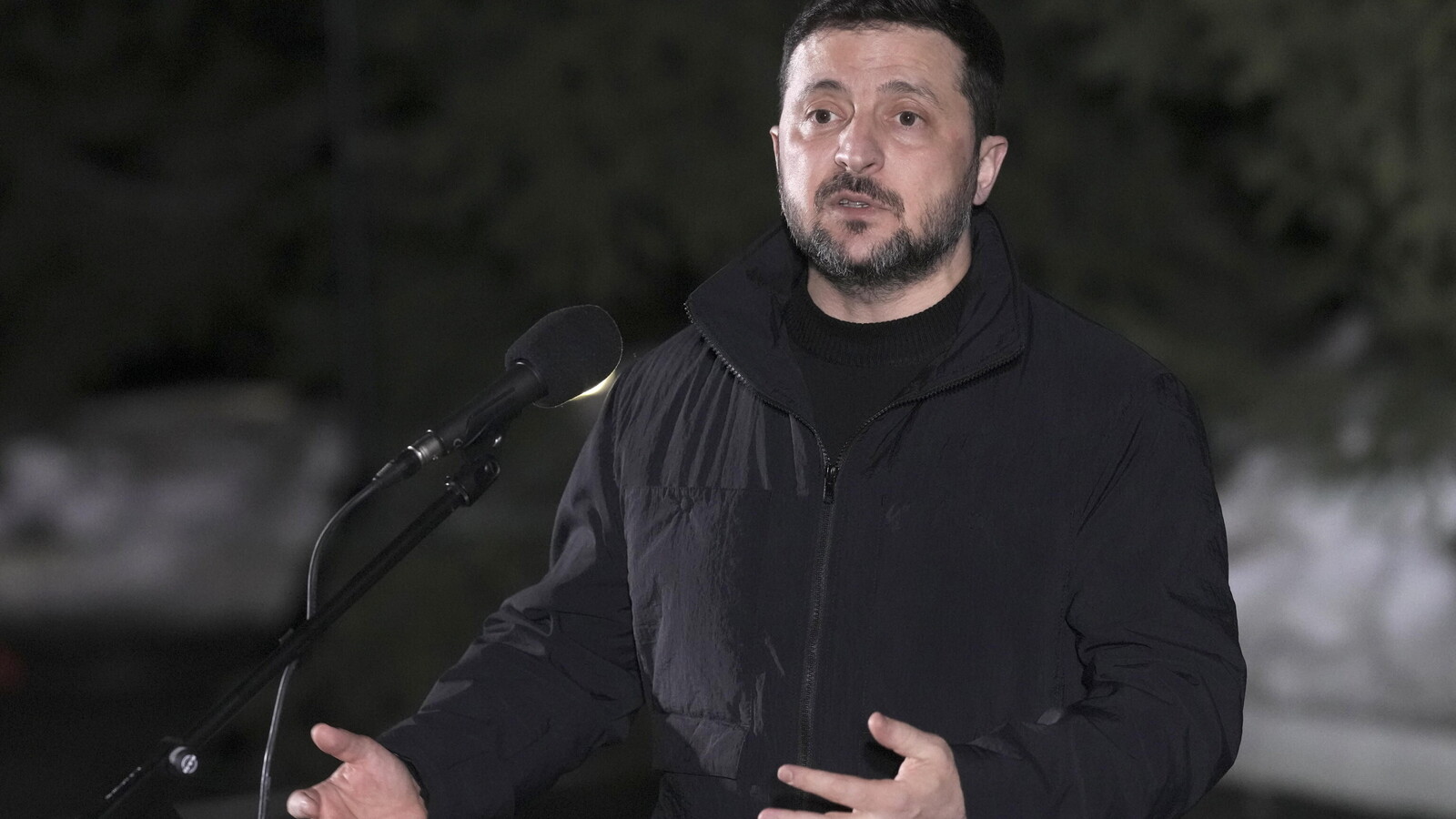 Volodymyr Zelensky: "Non lascerò mai il Donbass. La guerra in Iran ci può far mancare le armi"