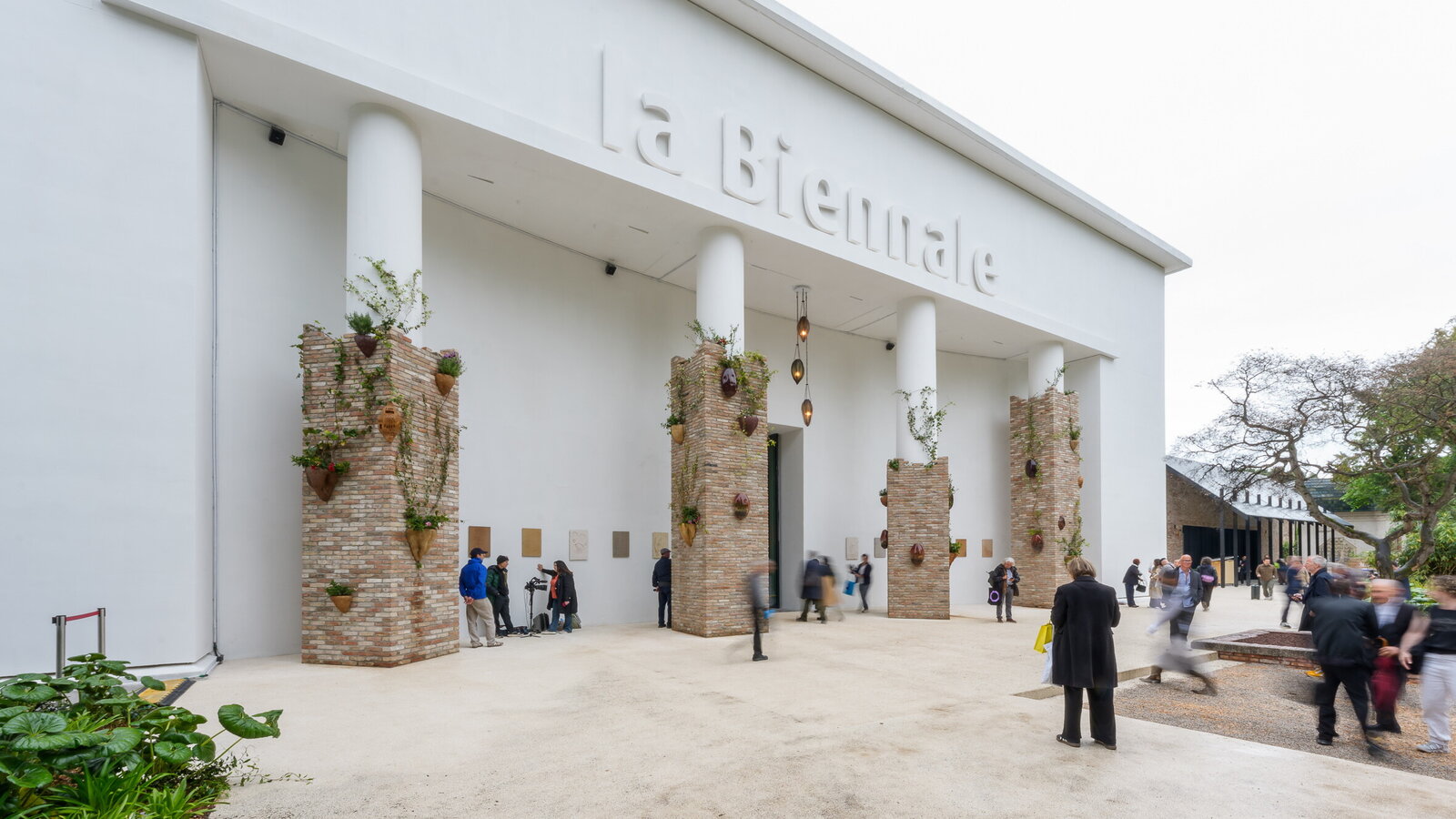 Parliamo d'arte. La Biennale della sostituzione estetica, nel solco di Koyo Kouoh