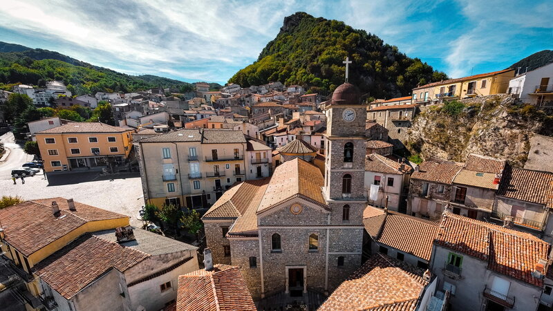 In Basilicata si celebra il rito del matrimonio fra alberi, omaggio alla terra e alla cultura europea