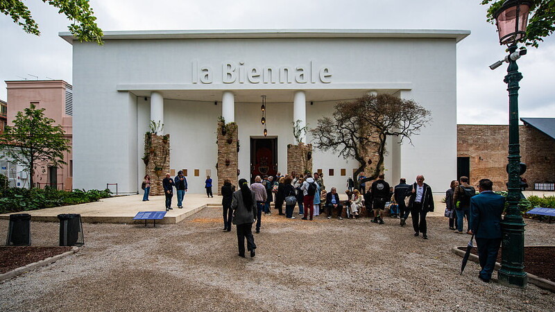 Alla Biennale di Venezia vince chi ti fa "perdere" tempo