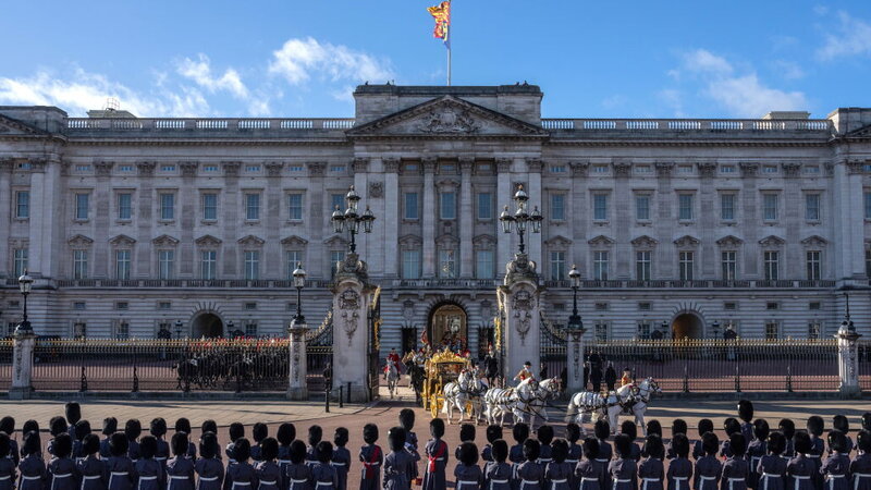 Carlo III lascia Buckingham Palace