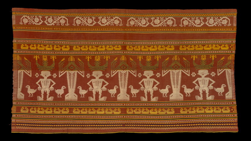 Lau pahudu. Fascia inferiore di una gonna tubolare di nobildonna. Popolo Sumbanese. Cotone filato a mano, coloranti naturali. Collezione Zuellig. &copy;FCM/MUSEC, Lugano