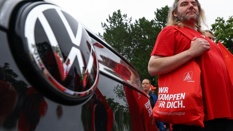 IL CALVARIO DI VOLKSWAGEN Il ceo stima fino a 50.000 esuberi, "sono tagli necessari"