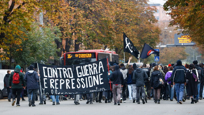 IN USA SI SCRIVE ANTIFA, IN ITALIA SI LEGGE ANARCHICI