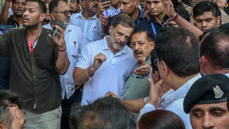 Rahul Gandhi fermato dalla polizia durante una protesta in India