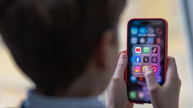 Il divieto dei social spiegato ai miei genitori