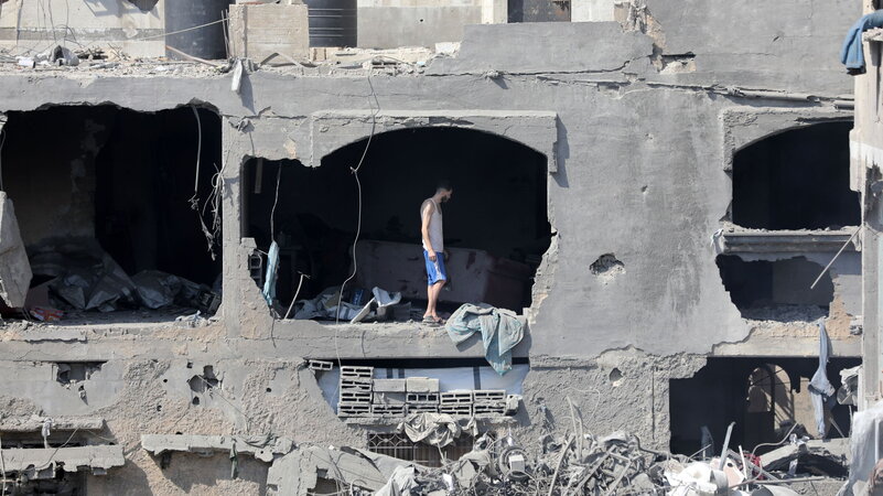 Israele colpisce la moschea di Al-Muttaqin a Gaza City