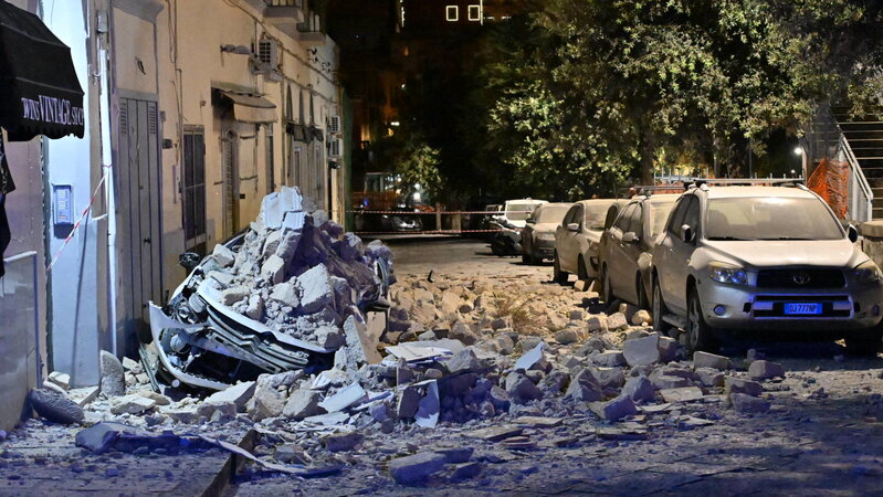 LA TERRA TREMA ANCORACampi Flegrei: 21 feriti, 22 famiglie sgomberate