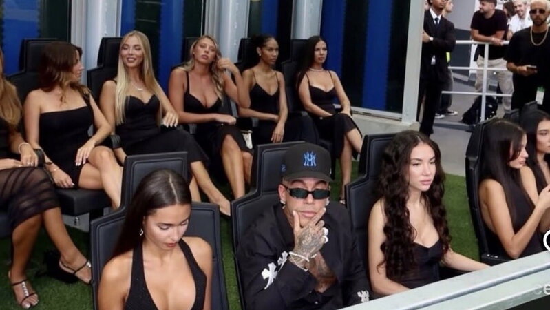 Polemica per l'ingresso di Sfera Ebbasta a San Siro con dieci ragazze