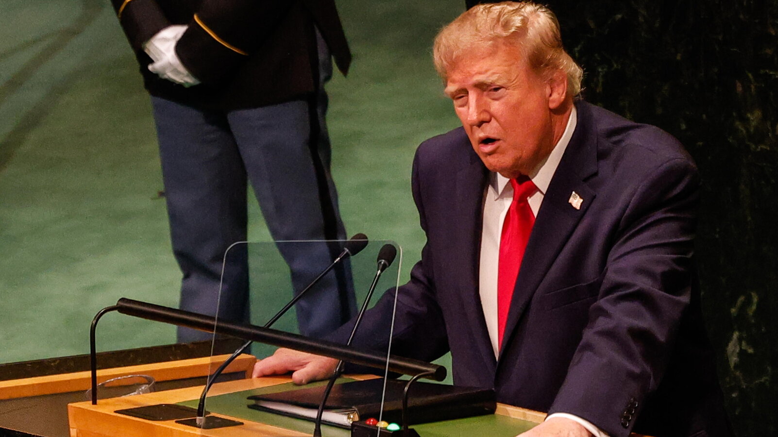 Photo: huffingtonpost.it Trump Orders Agencies to Use Super Intelligence and Signs Tech Pact