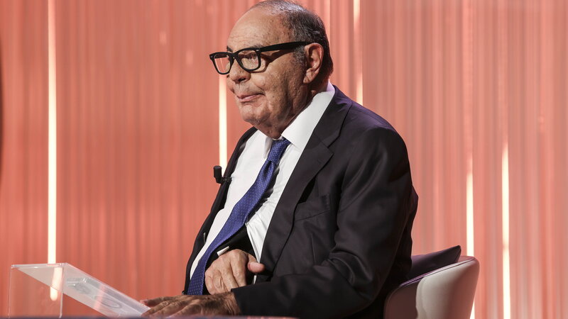 Bruno Vespa in televisione con il braccio fasciato dopo una caduta