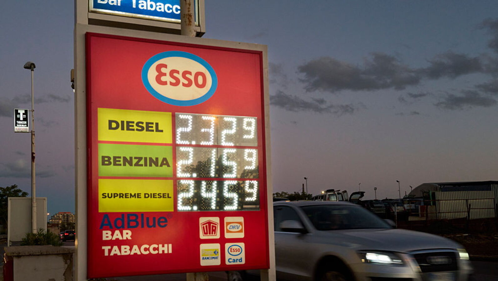 Effetto traino. Ip (e marchio Esso) segue Eni e fissa un tetto ai prezzi del carburante