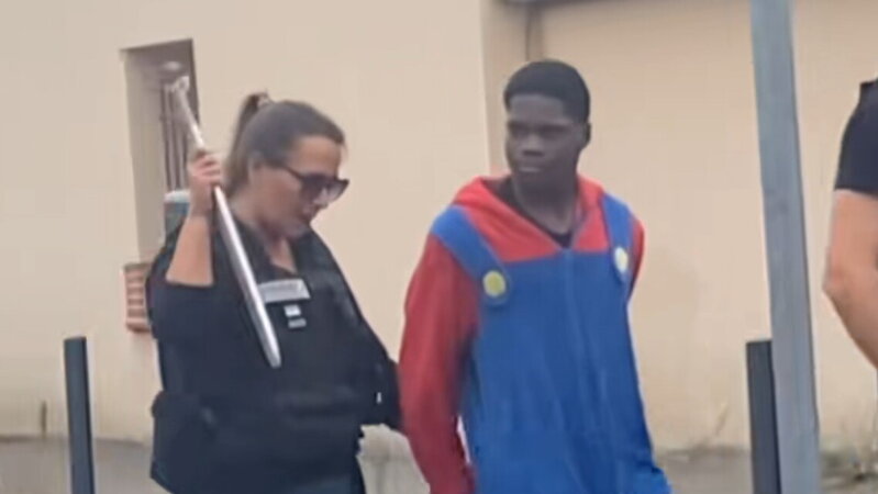 Super Mario alla Bastiglia. Le nuove forme di protesta della GenZ (ma non chiamatela frivolezza)