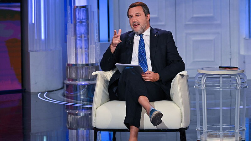 La metamorfosi di Salvini. Camionisti sul tir fino a 70 anni (se vogliono), tutti in pensione a 64 (se pagano)