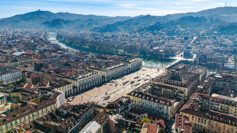 Torino e le case di pregio reclamizzate sugli spostapoveri