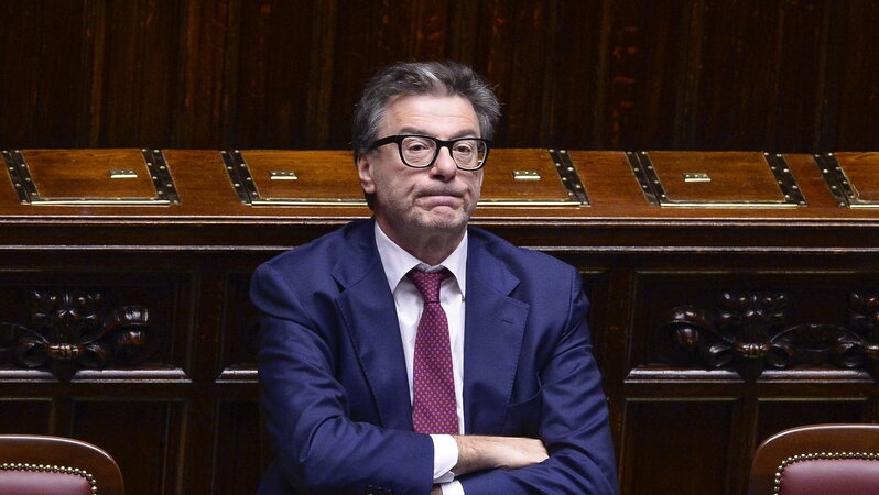 Lega sull'orlo della scissione. Voci su Giorgetti fuori dalle liste per il 2027, i nordisti pronti alla fuga da Salvini