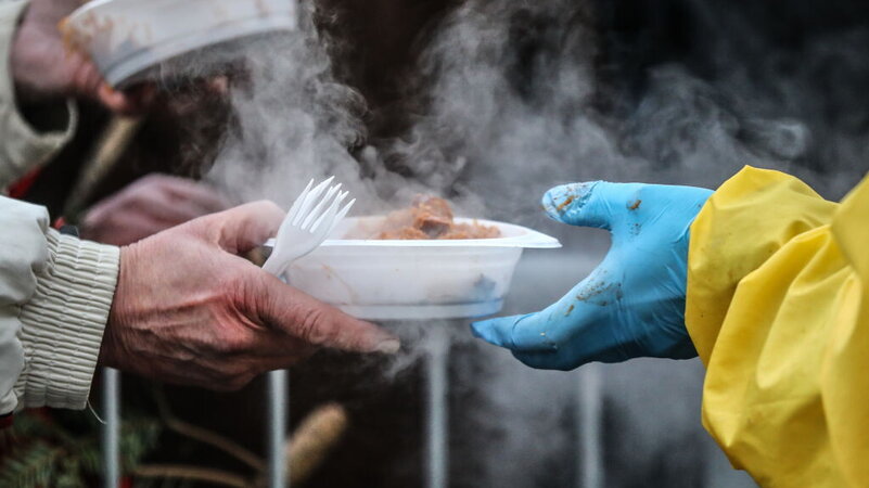 Polizza anti-aperitivo a Trieste: vietato distribuire pasti ai migranti nel weekend