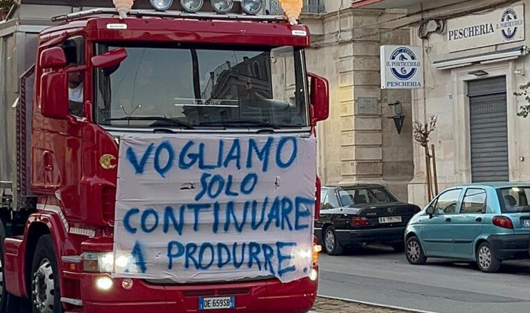 Verso Roma. Si allarga la protesta dei Tir nel sud Italia, blocchi e scaffali vuoti
