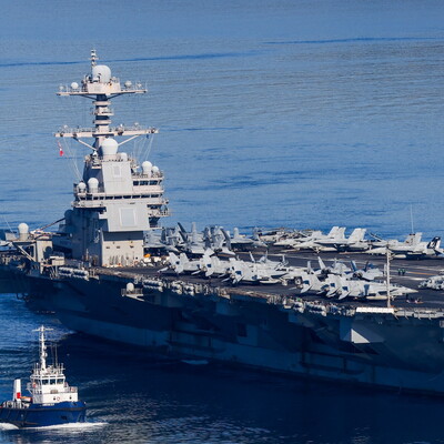 Foto della&nbsp;USS Gerald R. Ford&nbsp;scattata a largo della base di Suda, a Creta.&nbsp;Attualmente, la portaerei pi&ugrave; importante della US Navy in termini di tecnologia, potenza e prestigio. 26 febbraio 2026 (Fonte: Costas METAXAKIS / AFP via Getty Images).