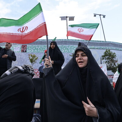 Folla radunata in Piazza della Rivoluzione a Teheran, dopo il cessate il fuoco di due settimane concordato da Stati Uniti e Iran l'8 aprile 2026 (Foto: ATTA KENARE/AFP via Getty Images).