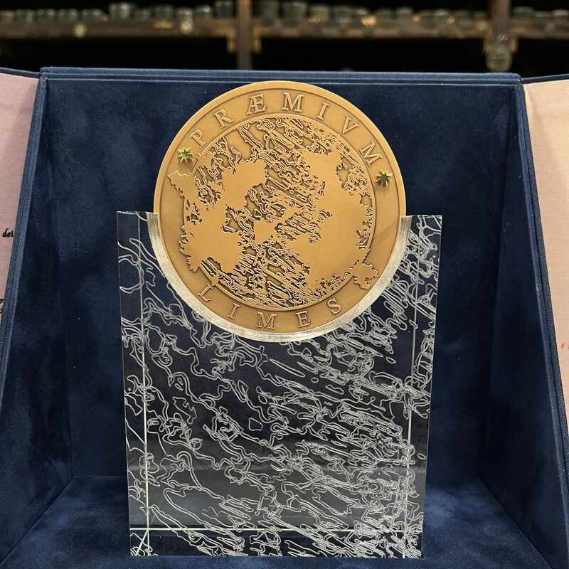Medaglia del Premio Limes disegnata da Laura Canali. Per ulteriori informazioni <u><a href=https://www.limesonline.com/eventi/premio-limes-2026-21794832/?ref=LHTP-BH-I21874390-P1-S5-T1>clicca qui</a></u>