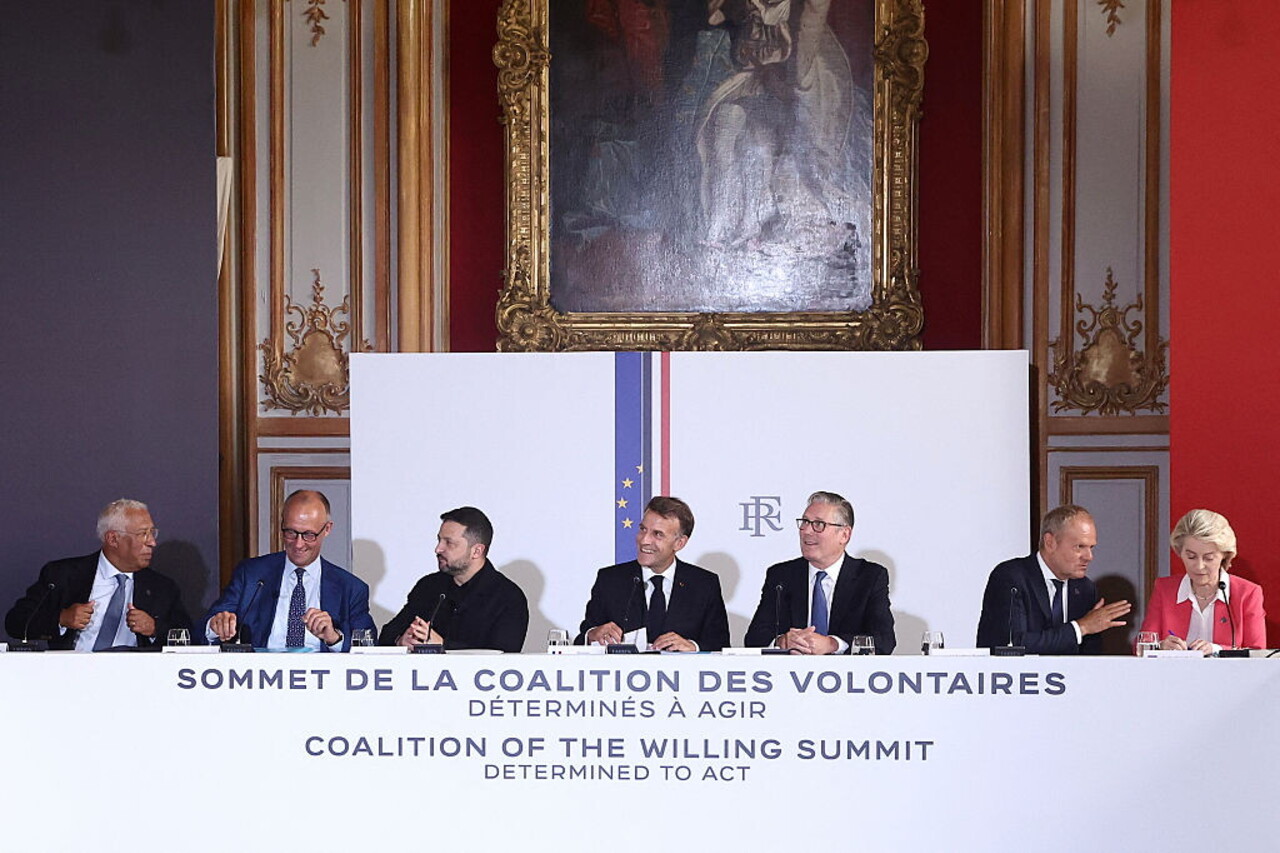 Parigi, 13 luglio 2026: il presidente del Consiglio europeo Antonio Costa, il cancelliere della Germania Friedrich Merz, il presidente dell'Ucraina Volodymyr Zelensky, il presidente della Francia Emmanuel Macron, il primo ministro del Regno Unito Keir Starmer, il primo ministro della Polonia Donald Tusk e la presidente della Commissione europea Ursula von der Leyen partecipano a un vertice della cosiddetta "coalizione dei volenterosi" a sostegno dell'Ucraina presso l'Hôtel des Invalides. Foto di Teresa Suarez/Pool/Afp via Getty Images.