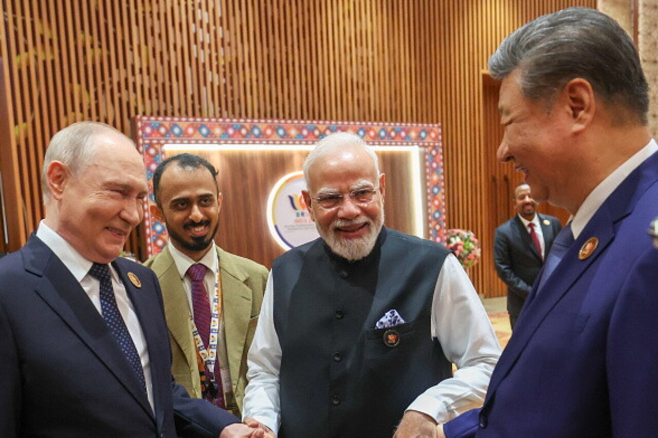 Delhi, India – 12 settembre 2026: Il premier indiano Narendra Modi con il presidente russo Vladimir Putin e il presidente cinese Xi Jinping durante il vertice Brics a Delhi. Foto di Press Information Bureau (PIB)/Anadolu via Getty Images.