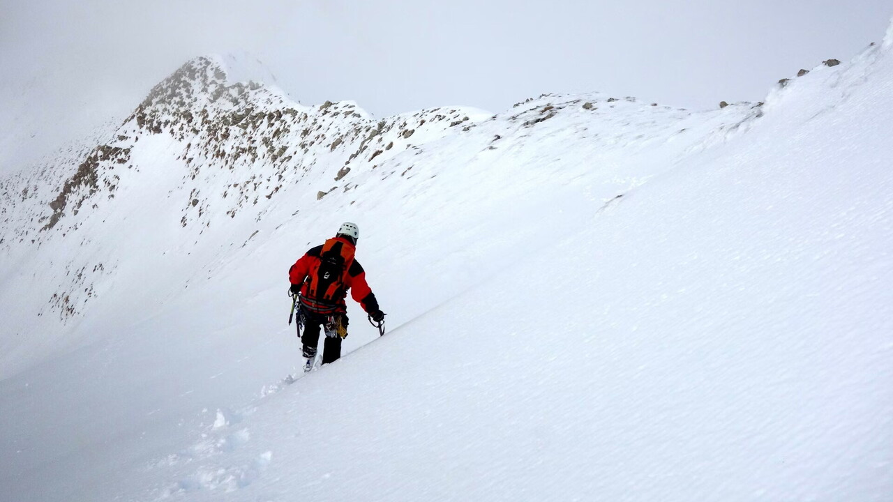 «La montagna resta un maestro severo»: Messner commenta la morte di cinque alpinisti italiani in Nepal