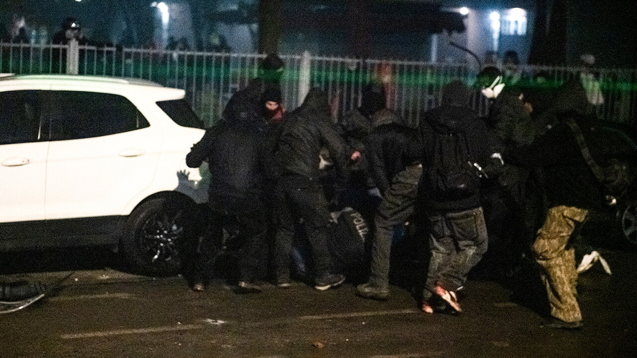 Cosa non torna sul video del martello di Torino